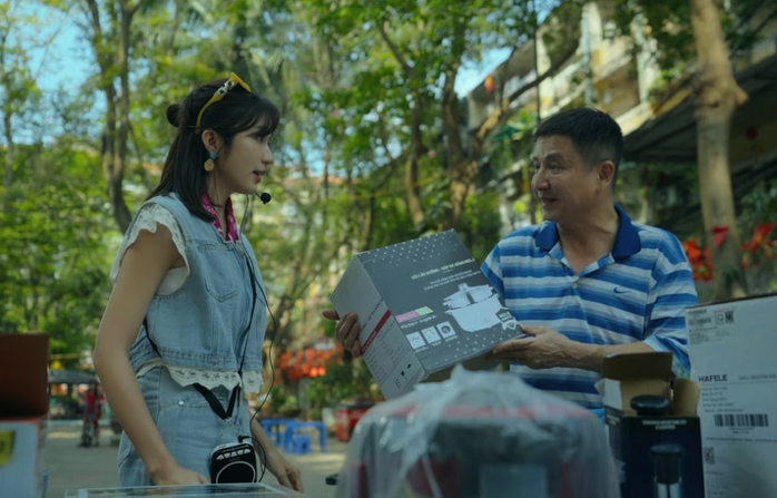 "Dưới &ocirc; cửa s&aacute;ng đ&egrave;n" đưa thời sự n&oacute;ng hổi l&ecirc;n m&agrave;n ảnh - Ảnh 3.