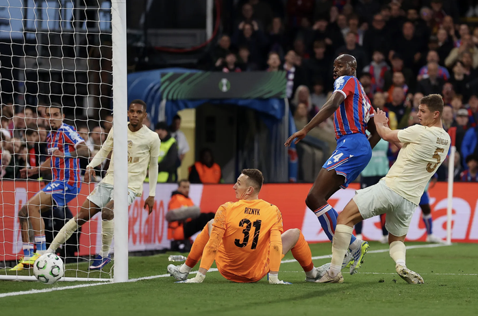 Crystal Palace lần đầu v&agrave;o chung kết c&uacute;p ch&acirc;u &Acirc;u, b&oacute;ng đ&aacute; Anh lập kỳ t&iacute;ch - Ảnh 4.