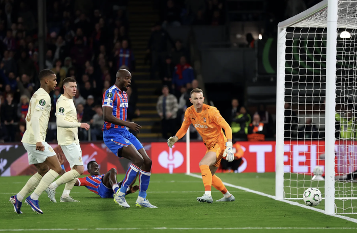 Crystal Palace lần đầu v&agrave;o chung kết c&uacute;p ch&acirc;u &Acirc;u, b&oacute;ng đ&aacute; Anh lập kỳ t&iacute;ch - Ảnh 6.