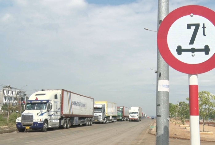Th&ocirc;ng tin mới vụ h&agrave;ng trăm xe container chở sầu ri&ecirc;ng &ugrave;n ứ ở Đồng Nai - Ảnh 1.