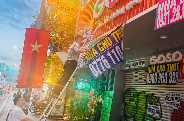 Phạt thanh ni&ecirc;n d&aacute;n quảng c&aacute;o tr&aacute;i ph&eacute;p tại TPHCM: Cảnh b&aacute;o từ C&ocirc;ng an - Ảnh 2.
