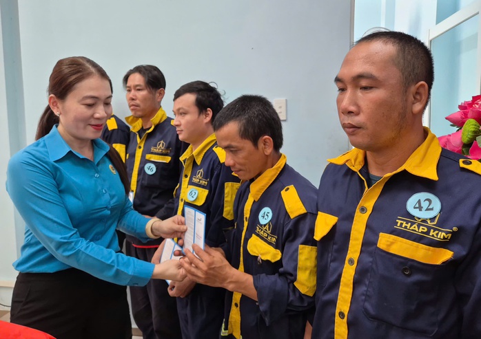 Chăm lo thực chất cho đo&agrave;n vi&ecirc;n, người lao động - Ảnh 4.