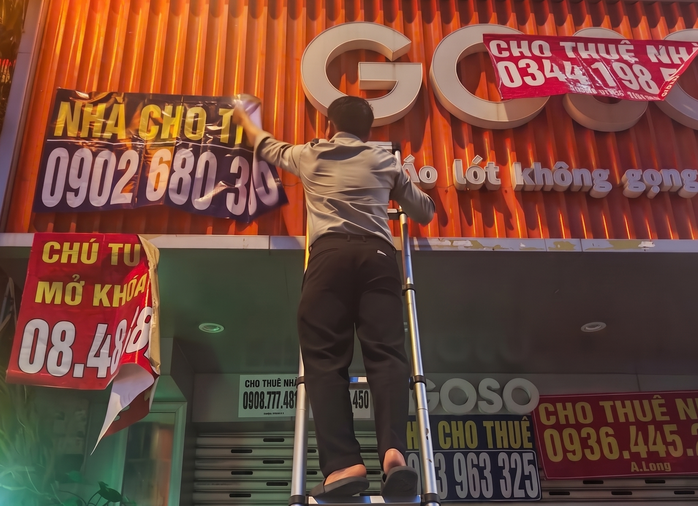 Phạt thanh ni&ecirc;n d&aacute;n quảng c&aacute;o tr&aacute;i ph&eacute;p tại TPHCM: Cảnh b&aacute;o từ C&ocirc;ng an - Ảnh 1.