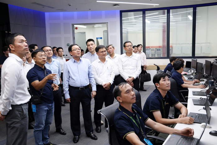 Ph&oacute; Thủ tướng Hồ Quốc Dũng l&agrave;m việc với c&aacute;c doanh nghiệp c&ocirc;ng nghệ h&agrave;ng đầu tại TPHCM - Ảnh 1.