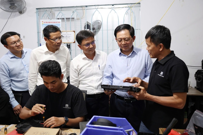 Ph&oacute; Thủ tướng Hồ Quốc Dũng l&agrave;m việc với c&aacute;c doanh nghiệp c&ocirc;ng nghệ h&agrave;ng đầu tại TPHCM - Ảnh 3.