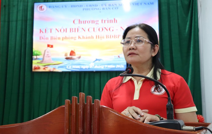 Trao cờ Tổ quốc cho chiến sĩ v&agrave; người d&acirc;n khu vực bi&ecirc;n giới ở C&agrave; Mau - Ảnh 3.