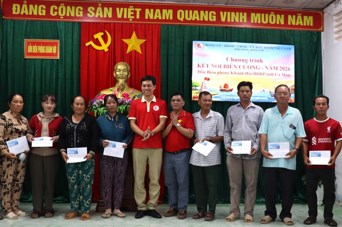 Trao cờ Tổ quốc cho chiến sĩ v&agrave; người d&acirc;n khu vực bi&ecirc;n giới ở C&agrave; Mau - Ảnh 5.