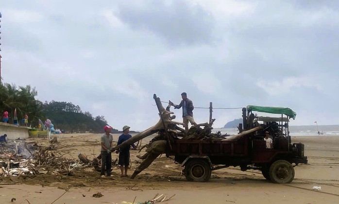 "B&atilde;i ch&ocirc;ng" ở b&atilde;i biển nổi tiếng Thanh H&oacute;a đang được dọn dẹp - Ảnh 2.