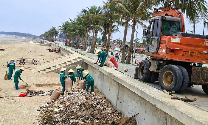 "B&atilde;i ch&ocirc;ng" ở b&atilde;i biển nổi tiếng Thanh H&oacute;a đang được dọn dẹp - Ảnh 1.
