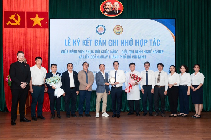 Liên đoàn Muay TP HCM hợp tác cùng bệnh viện phục hồi chức năng, nâng chuẩn chăm sóc VĐV - Ảnh 1.