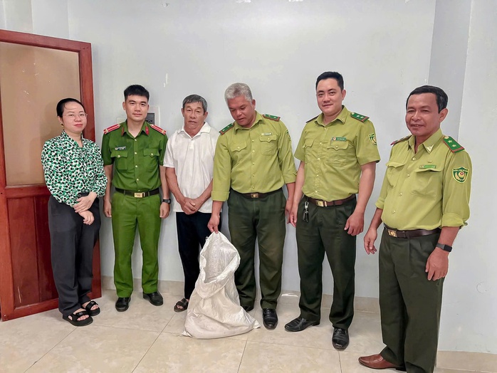 Kh&aacute;nh H&ograve;a: Li&ecirc;n tục ph&aacute;t hiện trăn qu&yacute; hiếm b&ograve; v&agrave;o khu d&acirc;n cư - Ảnh 2.