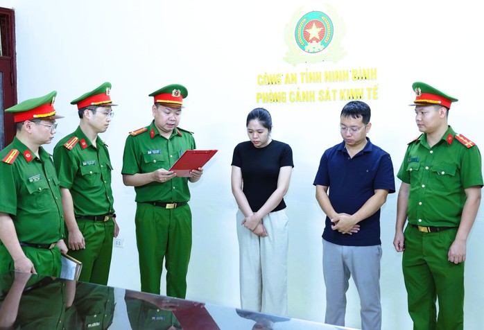 D&agrave;n xếp kết quả tr&uacute;ng đấu gi&aacute; đất, 2 người bị khởi tố - Ảnh 1.