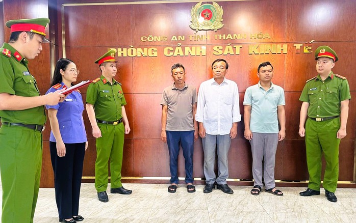 Bắt nguy&ecirc;n chủ tịch x&atilde; v&agrave; gi&aacute;m đốc doanh nghiệp ở Thanh H&oacute;a - Ảnh 1.