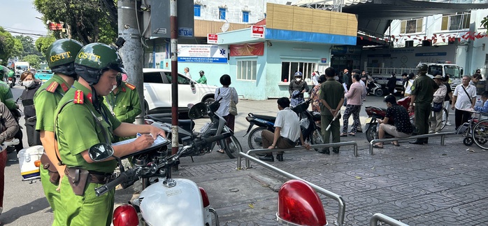 Nhiều trường hợp bị xử phạt khi bu&ocirc;n b&aacute;n trước cổng bệnh viện - Ảnh 3.