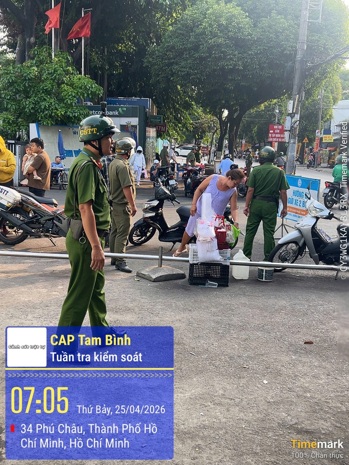 Nhiều trường hợp bị xử phạt khi bu&ocirc;n b&aacute;n trước cổng bệnh viện - Ảnh 1.