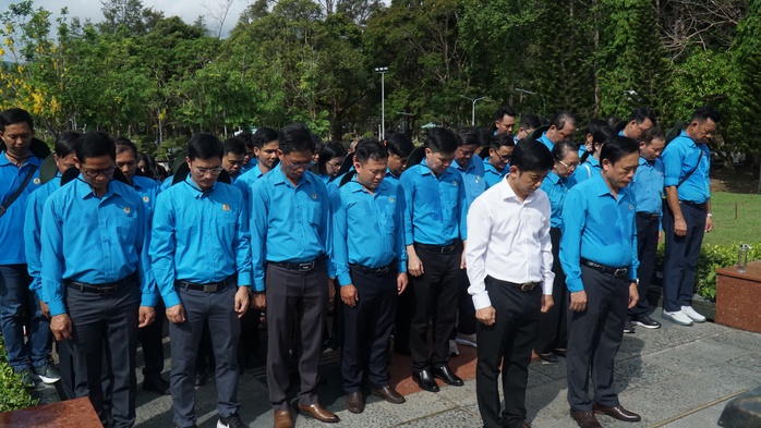 Đo&agrave;n vi&ecirc;n, c&aacute;n bộ C&ocirc;ng đo&agrave;n ti&ecirc;u biểu d&acirc;ng hương tưởng nhớ c&aacute;c anh h&ugrave;ng liệt sĩ tại C&ocirc;n Đảo - Ảnh 1.