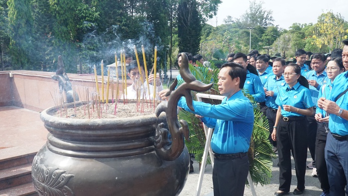 Đo&agrave;n vi&ecirc;n, c&aacute;n bộ C&ocirc;ng đo&agrave;n ti&ecirc;u biểu d&acirc;ng hương tưởng nhớ c&aacute;c anh h&ugrave;ng liệt sĩ tại C&ocirc;n Đảo - Ảnh 2.