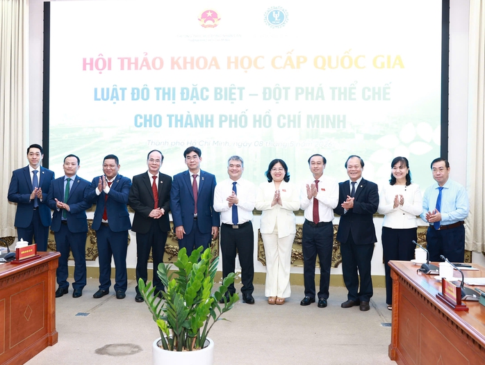 G&oacute;p &yacute; Luật Đ&ocirc; thị đặc biệt cho TPHCM: đề xuất thu thập chữ k&yacute; cử tri để b&atilde;i miễn Chủ tịch UBND - Ảnh 1.