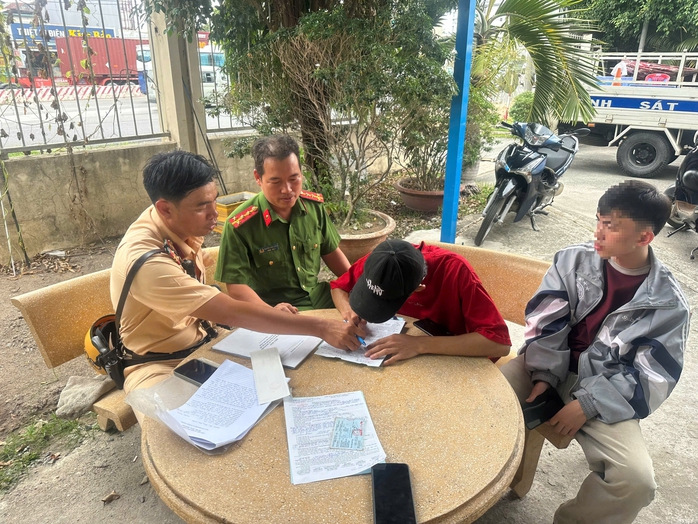 Nam thanh niên bị phạt 12 triệu đồng vì lạng lách trong KCN VSIP - Ảnh 1.