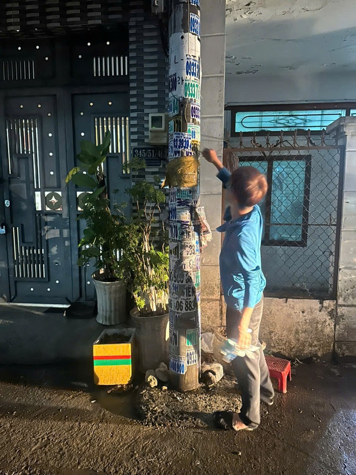 Thanh ni&ecirc;n ở TPHCM bị c&ocirc;ng an bắt quả tang tại trụ điện, phạt h&agrave;nh ch&iacute;nh - Ảnh 1.