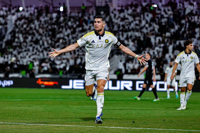 Ronaldo l&agrave;m n&ecirc;n điều chưa từng c&oacute; trong lịch sử - Ảnh 1.