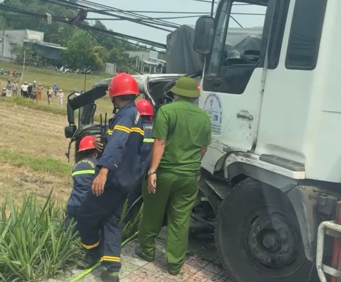 Hiện trường vụ tai nạn giao th&ocirc;ng li&ecirc;n ho&agrave;n ở T&acirc;y Ninh khiến t&agrave;i xế chết thảm - Ảnh 1.