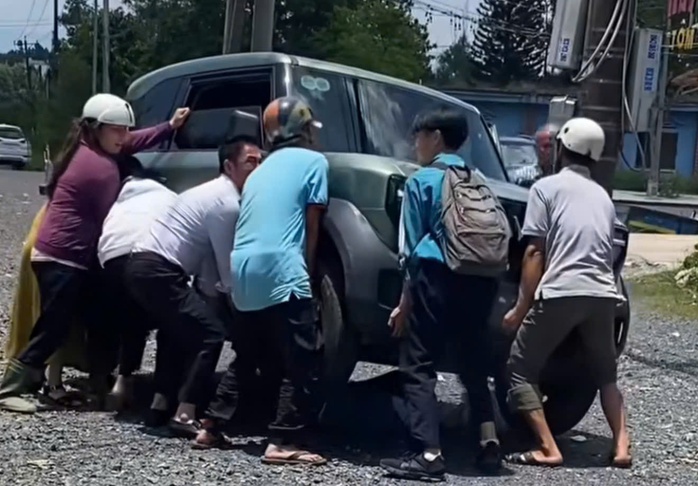 L&acirc;m Đồng: Nhiều người hợp sức cứu nữ sinh mắc kẹt dưới gầm &ocirc; t&ocirc; - Ảnh 2.