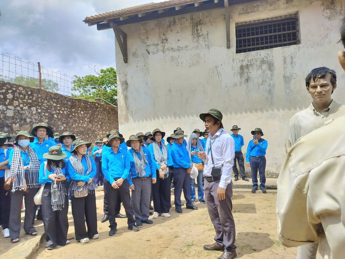 Đo&agrave;n vi&ecirc;n, c&aacute;n bộ C&ocirc;ng đo&agrave;n ti&ecirc;u biểu d&acirc;ng hương tưởng nhớ c&aacute;c anh h&ugrave;ng liệt sĩ tại C&ocirc;n Đảo - Ảnh 3.