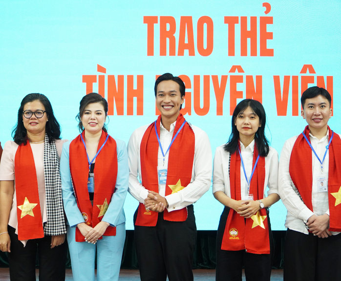 Nhiều nghệ sĩ nổi tiếng tham gia Đội t&igrave;nh nguyện vi&ecirc;n của một phường tại TPHCM - Ảnh 4.