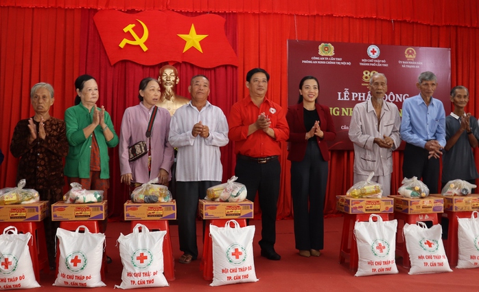 C&ocirc;ng an TP Cần Thơ kh&aacute;m bệnh miễn ph&iacute; cho người d&acirc;n kh&oacute; khăn năm 2026 - Ảnh 7.