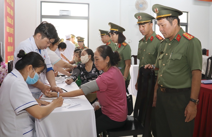 C&ocirc;ng an TP Cần Thơ kh&aacute;m bệnh miễn ph&iacute; cho người d&acirc;n kh&oacute; khăn năm 2026 - Ảnh 2.