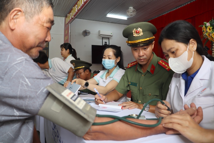 C&ocirc;ng an TP Cần Thơ kh&aacute;m bệnh miễn ph&iacute; cho người d&acirc;n kh&oacute; khăn năm 2026 - Ảnh 5.