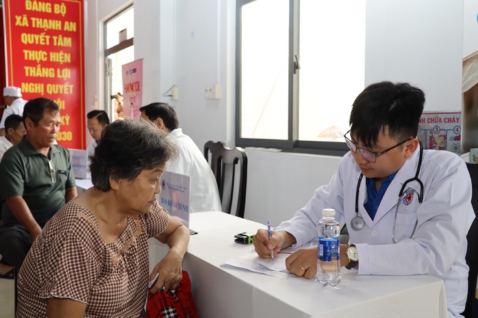 C&ocirc;ng an TP Cần Thơ kh&aacute;m bệnh miễn ph&iacute; cho người d&acirc;n kh&oacute; khăn năm 2026 - Ảnh 3.