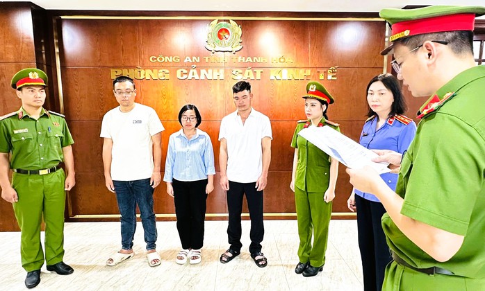 Xả thải 6.000 tấn chất thải ra m&ocirc;i trường, 3 người cảu c&ocirc;ng ty chăn nu&ocirc;i heo bị khởi tố - Ảnh 1.