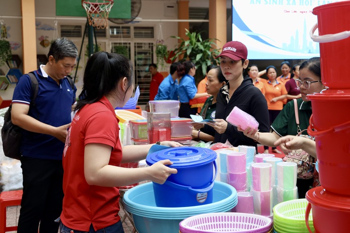 Phường Chợ Lớn ph&aacute;t động Th&aacute;ng C&ocirc;ng nh&acirc;n, tiếp nhận hơn 1,3 tỉ đồng cho Quỹ &ldquo;V&igrave; người ngh&egrave;o&rdquo; - Ảnh 9.