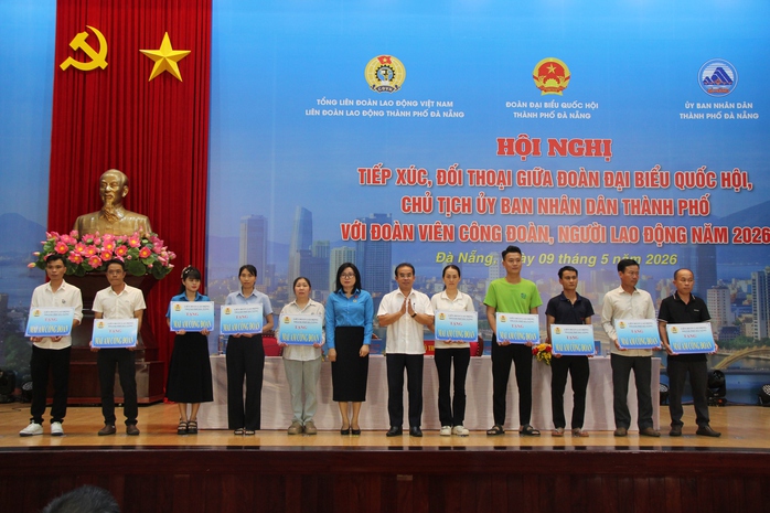 Trao 100 suất qu&agrave;, hỗ trợ &ldquo;M&aacute;i ấm C&ocirc;ng đo&agrave;n&rdquo; cho người lao động Đ&agrave; Nẵng - Ảnh 4.