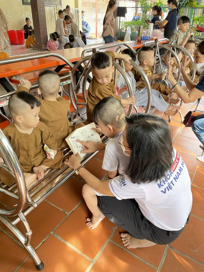 Cuộc thi viết &ldquo;L&ograve;ng tốt quanh ta&rdquo;: Ươm tri thức, gieo y&ecirc;u thương giữa đời thường - Ảnh 1.