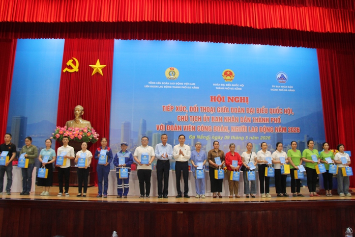 Trao 100 suất qu&agrave;, hỗ trợ &ldquo;M&aacute;i ấm C&ocirc;ng đo&agrave;n&rdquo; cho người lao động Đ&agrave; Nẵng - Ảnh 3.