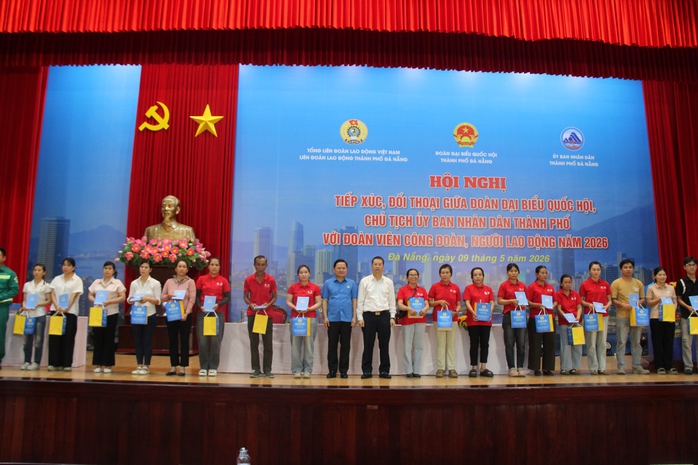 Trao 100 suất qu&agrave;, hỗ trợ &ldquo;M&aacute;i ấm C&ocirc;ng đo&agrave;n&rdquo; cho người lao động Đ&agrave; Nẵng - Ảnh 2.