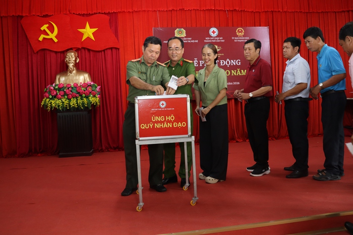 C&ocirc;ng an TP Cần Thơ kh&aacute;m bệnh miễn ph&iacute; cho người d&acirc;n kh&oacute; khăn năm 2026 - Ảnh 8.