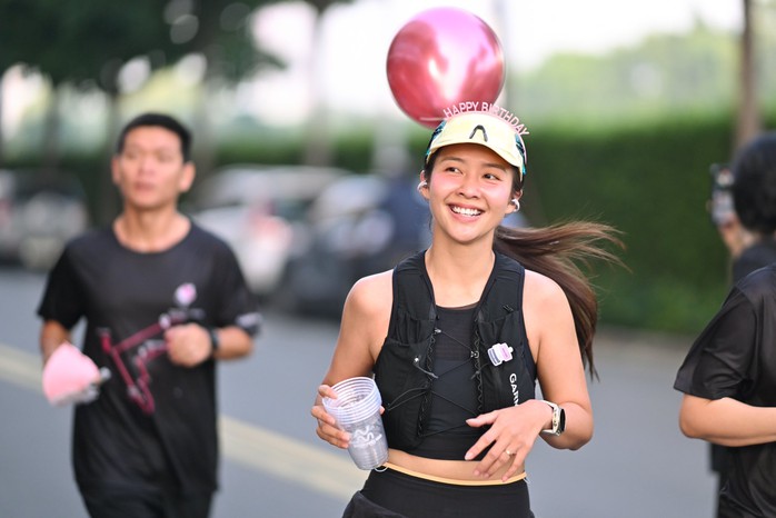 Diễn vi&ecirc;n Khả Ng&acirc;n khiến kh&aacute;n giả "cho&aacute;ng"  - Ảnh 2.