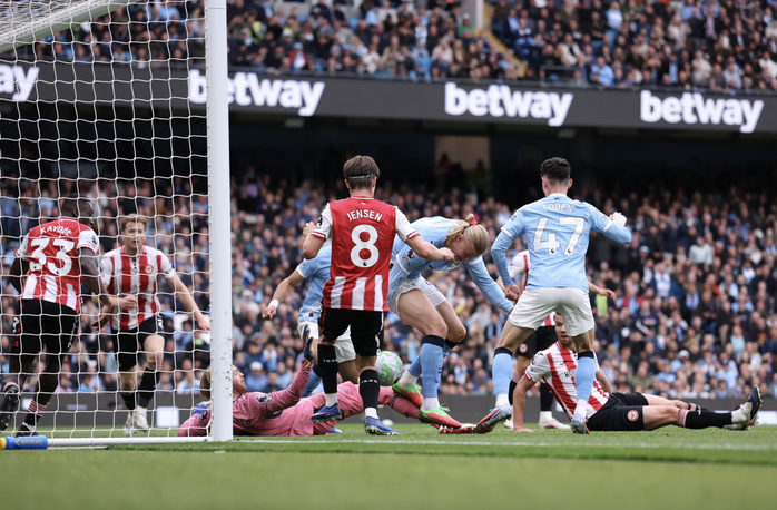 Đại thắng Brentford, Man City tiếp tục g&acirc;y sức &eacute;p l&ecirc;n Arsenal - Ảnh 4.