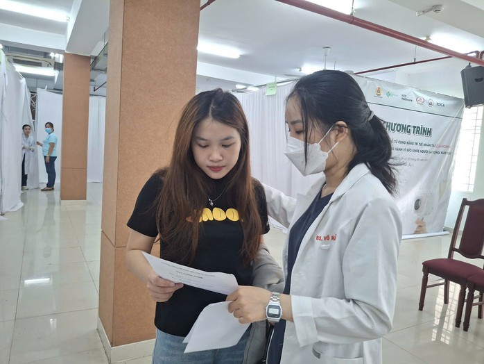 Nữ c&ocirc;ng nh&acirc;n lần đầu ti&ecirc;n được tầm so&aacute;t ung thư cổ tử cung bằng AI - Ảnh 1.