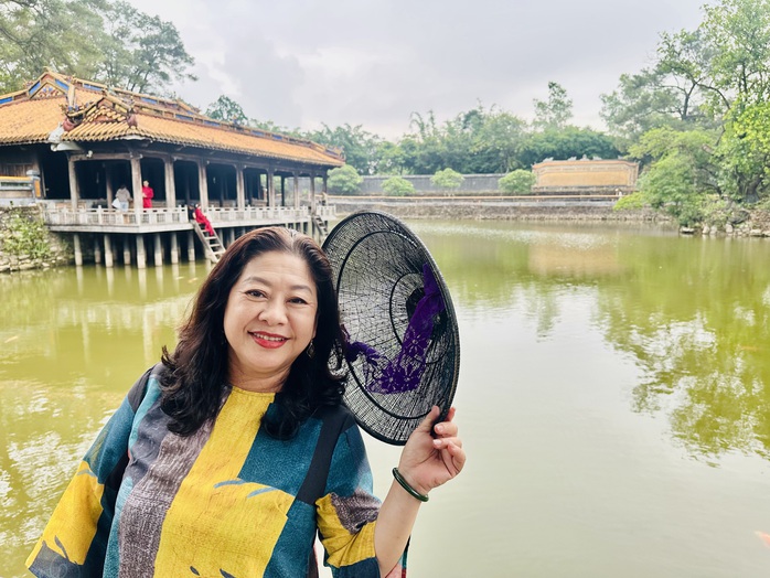 Viếng lăng Tự Đức, NSƯT Lam Tuyền nhớ vai diễn Nguyễn Thị Tồn trong "Mu&ocirc;n dặm v&igrave; chồng" - Ảnh 1.