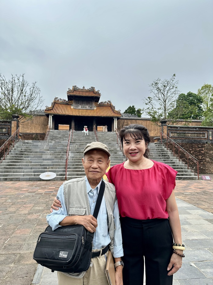 Viếng lăng Tự Đức, NSƯT Lam Tuyền nhớ vai diễn Nguyễn Thị Tồn trong "Mu&ocirc;n dặm v&igrave; chồng" - Ảnh 3.