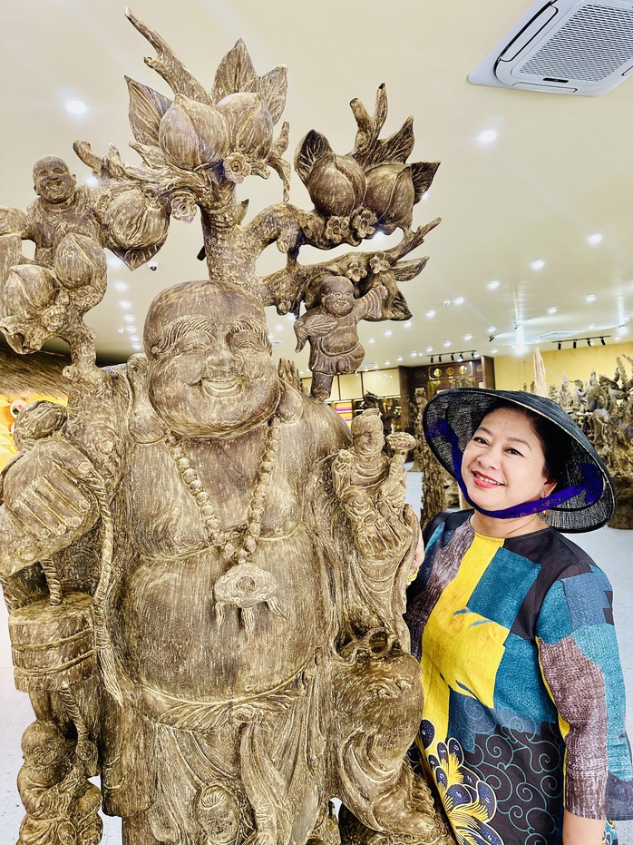 Viếng lăng Tự Đức, NSƯT Lam Tuyền nhớ vai diễn Nguyễn Thị Tồn trong "Mu&ocirc;n dặm v&igrave; chồng" - Ảnh 5.