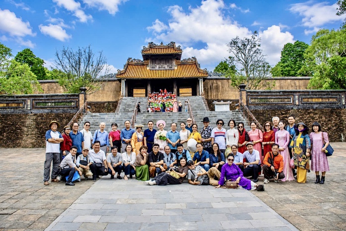 Viếng lăng Tự Đức, NSƯT Lam Tuyền nhớ vai diễn Nguyễn Thị Tồn trong "Mu&ocirc;n dặm v&igrave; chồng" - Ảnh 6.