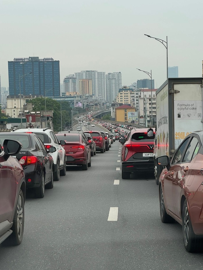 Ch&aacute;y xe &ocirc; t&ocirc; tr&ecirc;n đường V&agrave;nh đai 3 g&acirc;y &ugrave;n tắc nghi&ecirc;m trọng tại H&agrave; Nội - Ảnh 2.