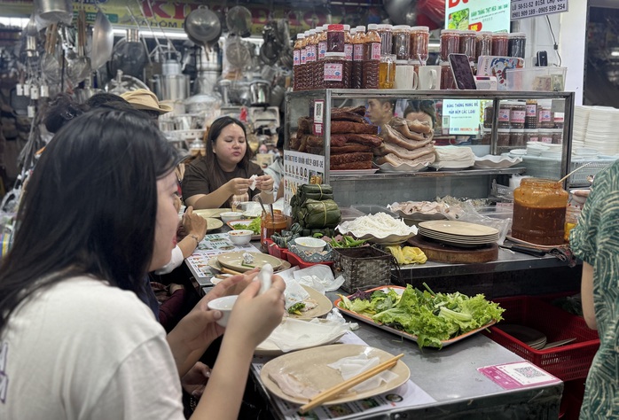 Da Nang hosts seaside Quang-style food festival - Ảnh 1.