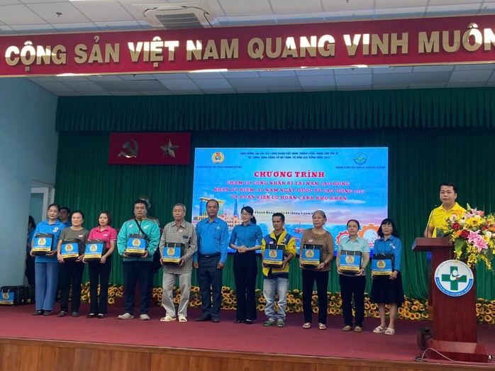 Chăm s&oacute;c sức khỏe, tặng qu&agrave;, tạo s&acirc;n chơi cho người lao động trong Th&aacute;ng C&ocirc;ng nh&acirc;n - Ảnh 2.